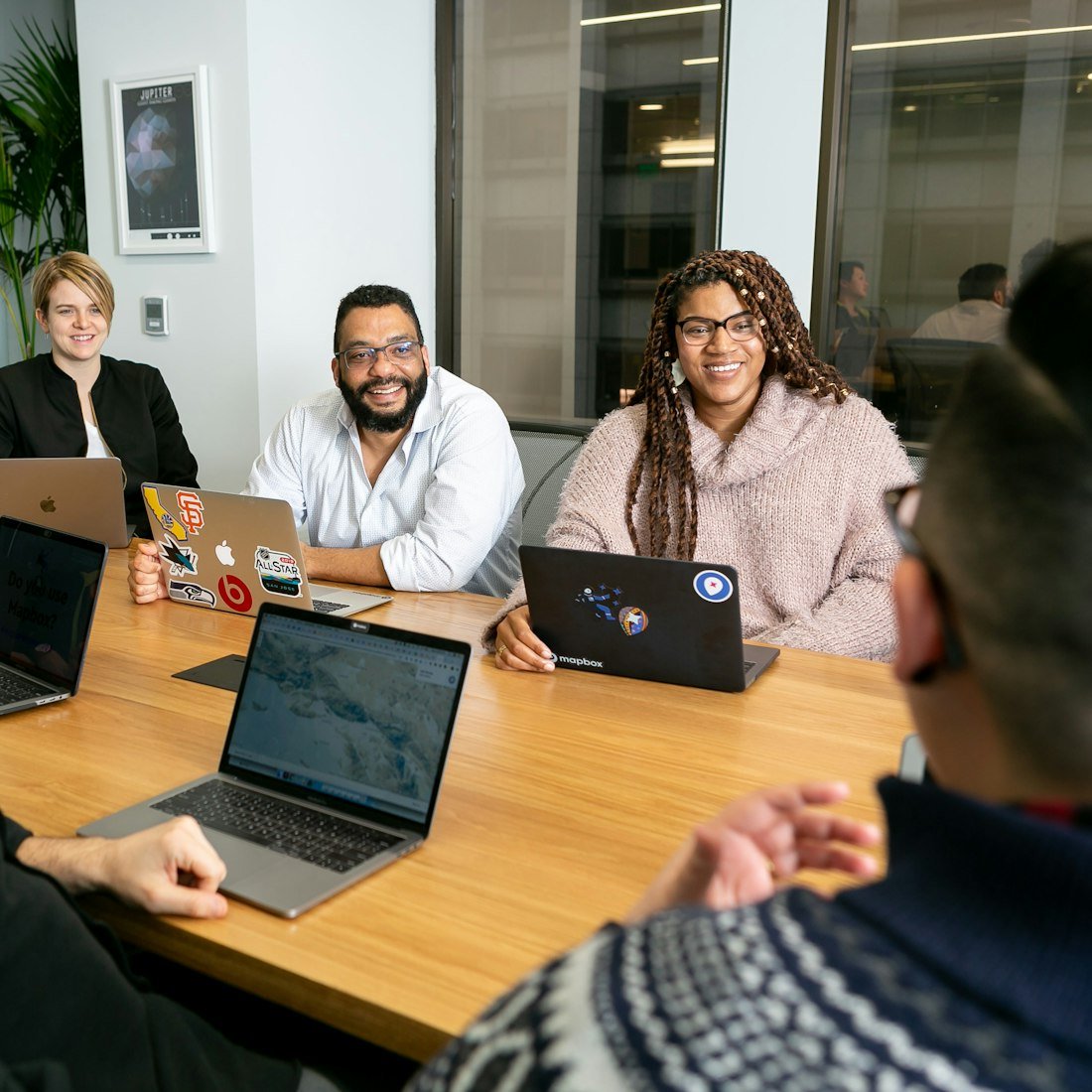 Equipo de trabajo reunido para planear un proyecto