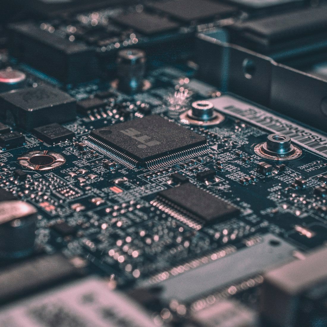 Detalle de componentes electrónicos de equipo de cómputo