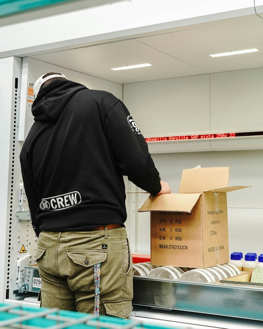 Persona preparando y empacando producto en caja de cartón